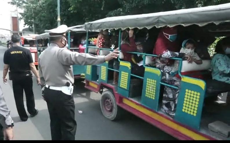 Langgar Prokes, Puluhan Penumpang Kereta Kelinci Diturunkan Paksa Tim Satgas Covid-19