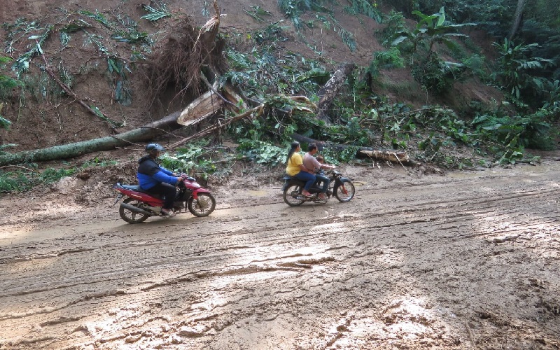 Hujan Deras Picu Longsor di 7 Titik Jalur TPA Sarimukti, Awas Jalan Berlumpur dan Licin