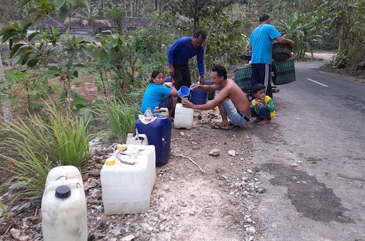 Jalan 2 Kilometer, Warga Gunungkidul Mengais Air Bersih dari Pipa PDAM yang Bocor