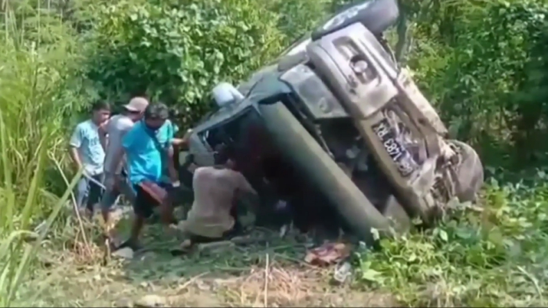 Diduga Rem Blong, Mobil di Lampung Terjun Bebas ke Jurang Sedalam 30 Meter