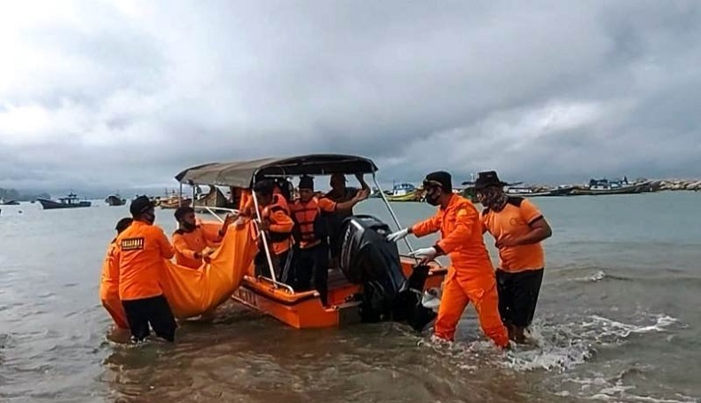 Basarnas Temukan 1 Remaja yang Tergulung Ombak di Pantai Jilbab 