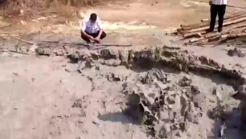 Sampel Lumpur dari Semburan di Desa Cipanas Cirebon Diteliti di Laboratorium