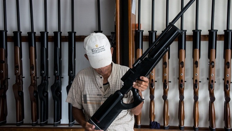 Asal Mau Disuntik Vaksin Covid, Warga AS Dijanjikan Hadiah Senjata Api dan Beasiswa