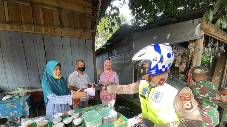 Wakapolda Maluku Keliling Ambon Bagi-bagikan Masker            