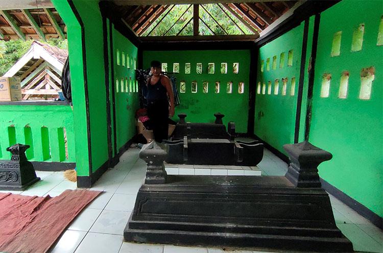 Ingin Berbakti pada Orang Tua, Kakek di Kulonprogo Pilih Tinggal di Tengah Permakaman