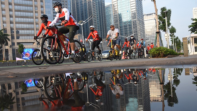 Pakai Batik Oranye, Gubernur Anies Gowes Peringati Hari Sepeda Sedunia - Bagian 3