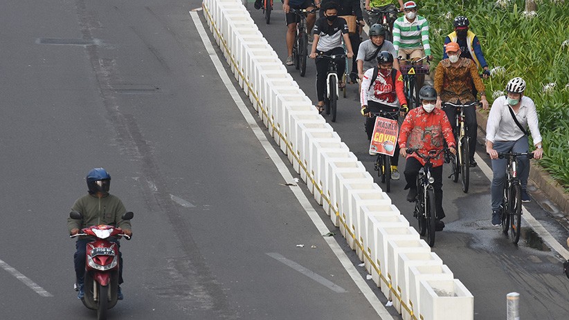 Pakai Batik Oranye, Gubernur Anies Gowes Peringati Hari Sepeda Sedunia - Bagian 2