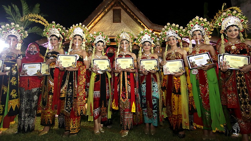 Deretan Perempuan Cantik Pakai Busana Pengantin Khas Banyuwangi - Bagian 2