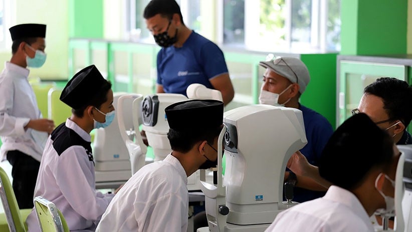 Potret Santri Periksa Mata dan Pakai Kacamata Gratis dari MNC Peduli - Bagian 5