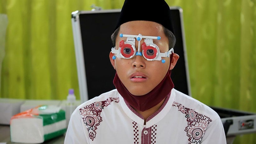 Potret Santri Periksa Mata dan Pakai Kacamata Gratis dari MNC Peduli - Bagian 6