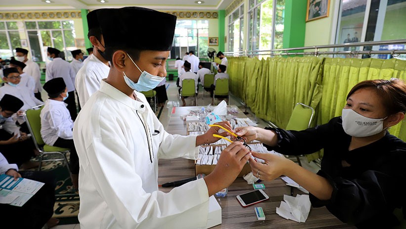 Potret Santri Periksa Mata dan Pakai Kacamata Gratis dari MNC Peduli - Bagian 4
