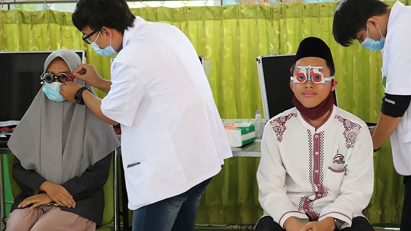 Potret Santri Periksa Mata dan Pakai Kacamata Gratis dari MNC Peduli - Bagian 3