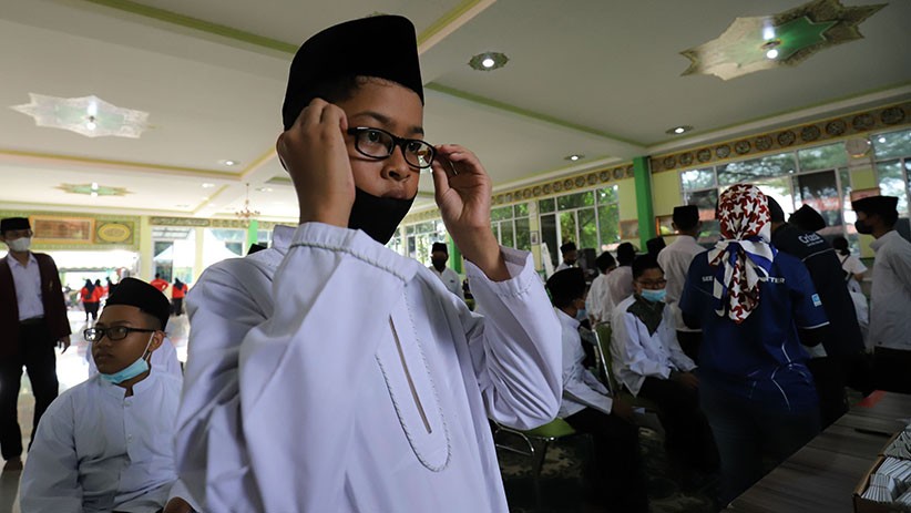 Potret Santri Periksa Mata dan Pakai Kacamata Gratis dari MNC Peduli - Bagian 2