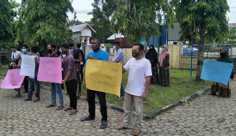 Warga Gampong Teungoh Aceh Utara Minta Camat Dicopot