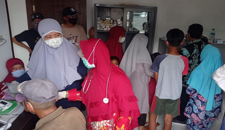 Diduga Cerobong Pabrik Bocor, Ratusan Warga Cigempol Karawang Keracunan Massal