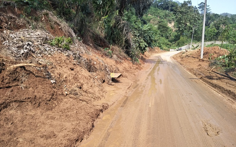 Sisa Lumpur Masih Ada, Jalan Sarimukti Berbahaya bagi Pemotor