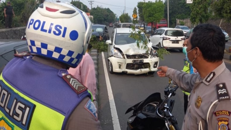 Sopir Ngantuk, Innova Tabrak Pembatas Jalan dan Ertiga di Sleman