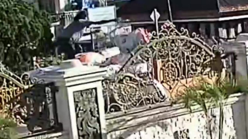 Viral, Orang Ini Terekam CCTV Buang Berkarung-karung Sampah di Bukittinggi