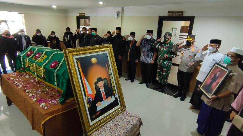 Suasana Duka Iringi Permakaman Ketua DPRD Boyolali S Paryanto  