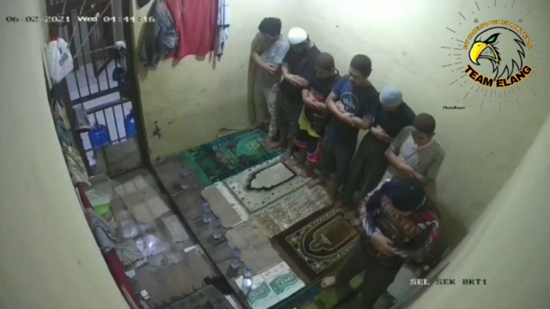 Bikin Haru, Tahanan Polsek Kota Bukittinggi Terekam Gelar Salat Berjamaah di Sel
