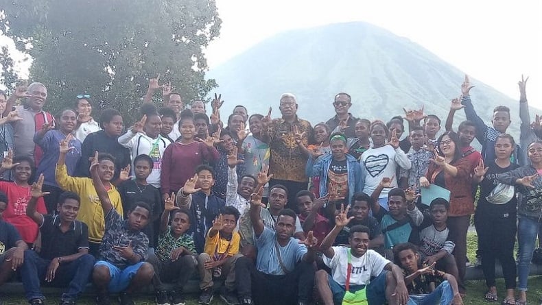 Warga Asli Mimika Ini Jadi Orang Pertama Dapat Gelar Doktor di Suku Kamoro