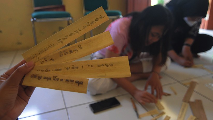 Belajar Menulis Aksara Jawa pada Daun Lontar - Bagian 2