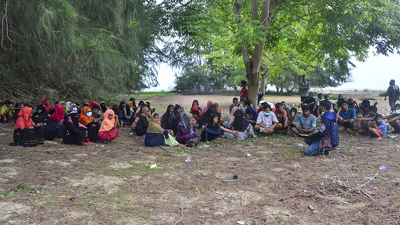 81 Imigran Rohingya Terdampar di Pantai Kuala Simpang Ulim Aceh Timur - Bagian 1