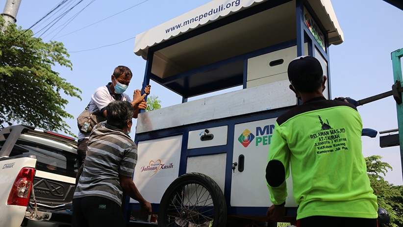 Potret Pedagang Keliling Dapat Gerobak Usaha dari MNC Peduli - Bagian 2