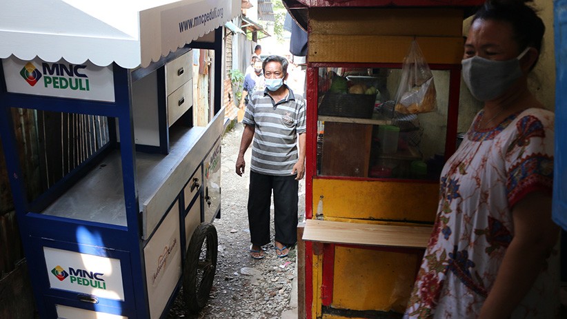 Potret Pedagang Keliling Dapat Gerobak Usaha dari MNC Peduli - Bagian 1