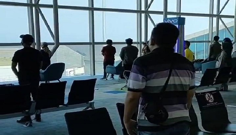 Viral Calon Penumpang Pesawat Nyanyi Indonesia Raya, Netizen: Bikin Merinding