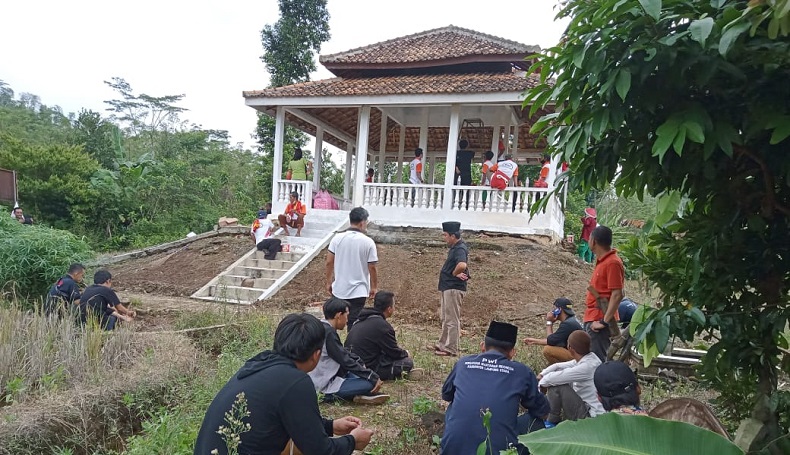 Puluhan Narapidana Gotong Royong Bersihkan Cagar Budaya di Lampung