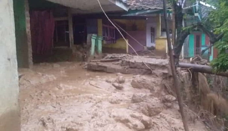 Kampung Babakan Cingkeuk Cianjur Diterjang Longsor, Sejumlah Rumah Tertimbun