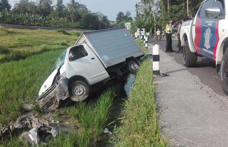 title Tabrak 2 Motor, Mobil Boks Nyungsep ke Sawah Tabrak 2 Motor, Mobil Boks Nyungsep ke Sawah