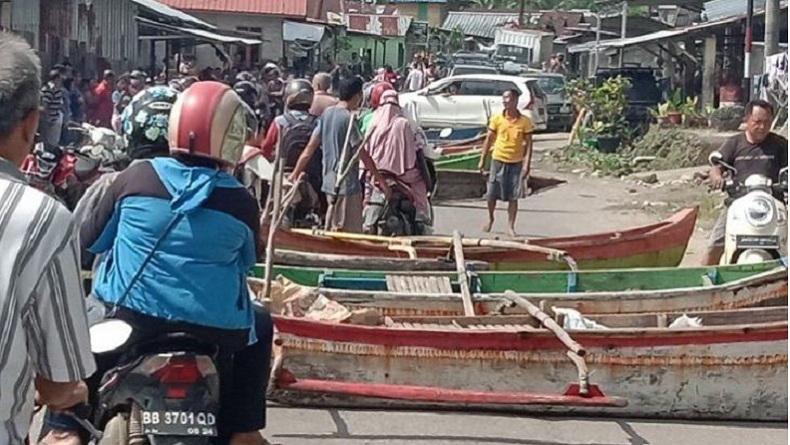 title Aksi Protes Nelayan di Nias, Blokade Jalan dengan Perahu hingga Timbulkan Kemacetan Aksi Protes Nelayan di Nias, Blokade Jalan dengan Perahu hingga Timbulkan Kemacetan