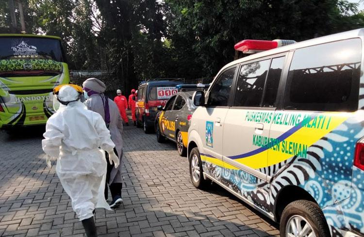 title Dikira Tidur, Penumpang Bus PO Handoyo Meninggal dalam Perjalanan Tangerang-Jogja Dikira Tidur, Penumpang Bus PO Handoyo Meninggal dalam Perjalanan Tangerang-Jogja