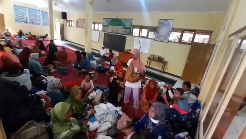 Khawatir Terjadi Longsor Susulan, Ratusan Warga Desa Cibokor Cianjur Diungsikan