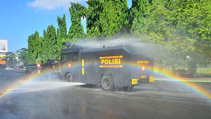 Mobil Water Canon Semprot Jalanan Kota Kudus dengan Cairan Disinfektan  - Bagian 1
