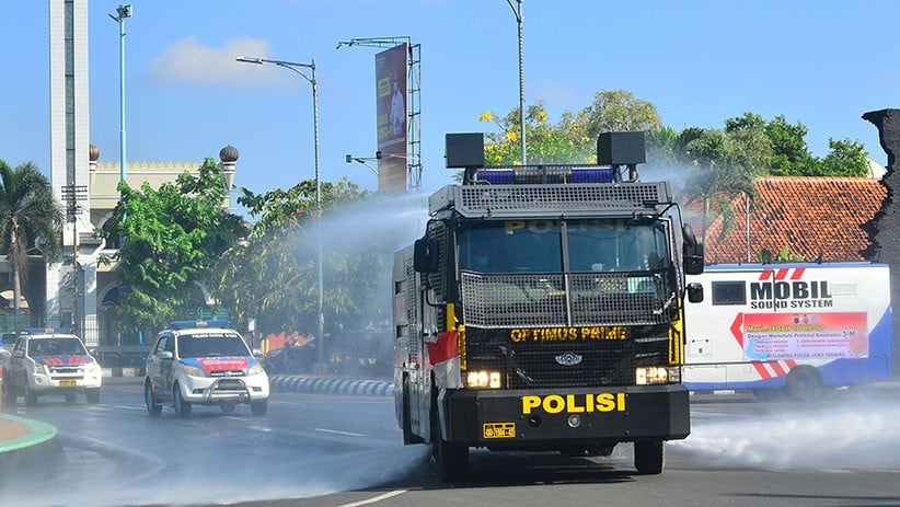 Mobil Water Canon Semprot Jalanan Kota Kudus dengan Cairan Disinfektan  - Bagian 2