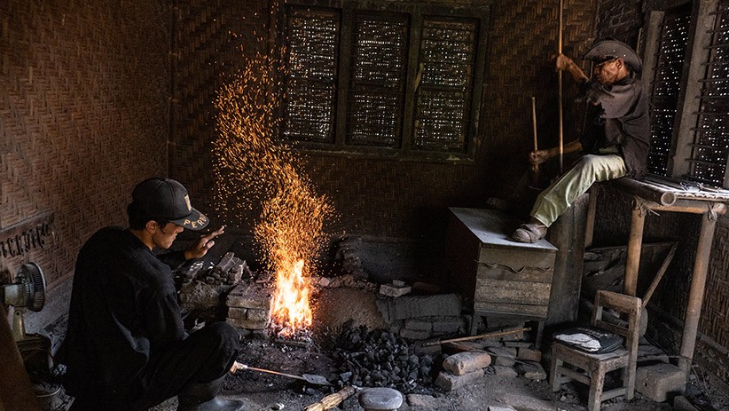 Melihat Ki Empu Sungkowo Membuat Keris yang Dijual ke Singapura hingga Amerika - Bagian 3