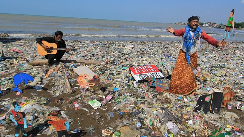 Aksi Teatrikal di Atas Tumpukan Sampah Plastik Pantai Dadap Indramayu - Bagian 2