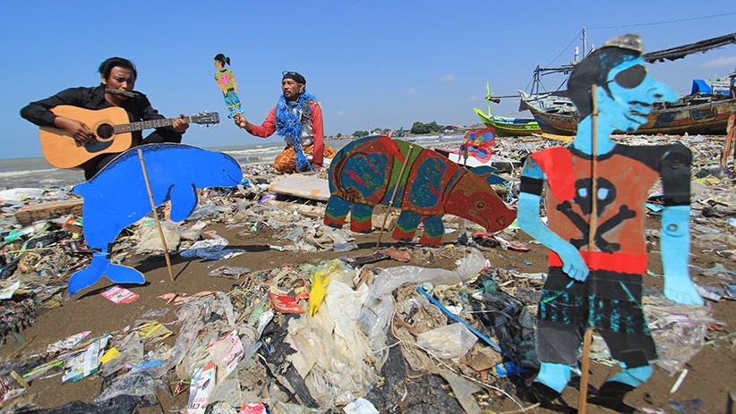 Aksi Teatrikal di Atas Tumpukan Sampah Plastik Pantai Dadap Indramayu - Bagian 3