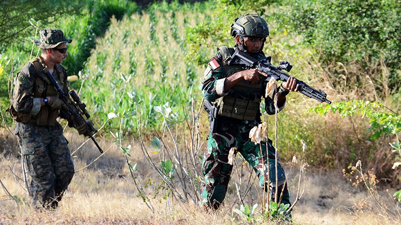 Marinir TNI AL dan Tentara AS Serbu Perkampungan Musuh di Situbondo - Bagian 7