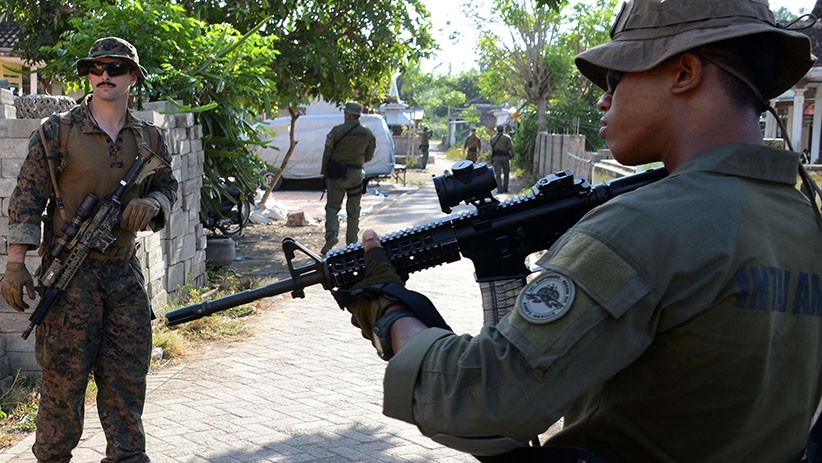 Marinir TNI AL dan Tentara AS Serbu Perkampungan Musuh di Situbondo - Bagian 4