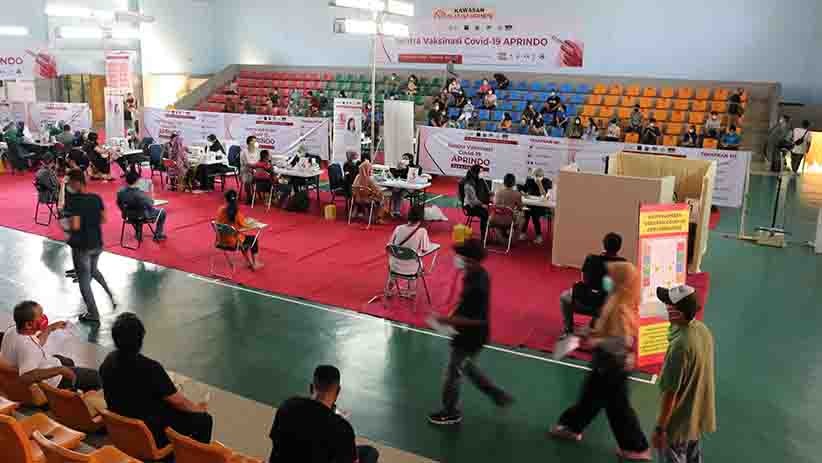 Ribuan Pelaku UMKM Jakarta Pusat Divaksinasi Covid-19 di GOR Kemayoran - Bagian 2