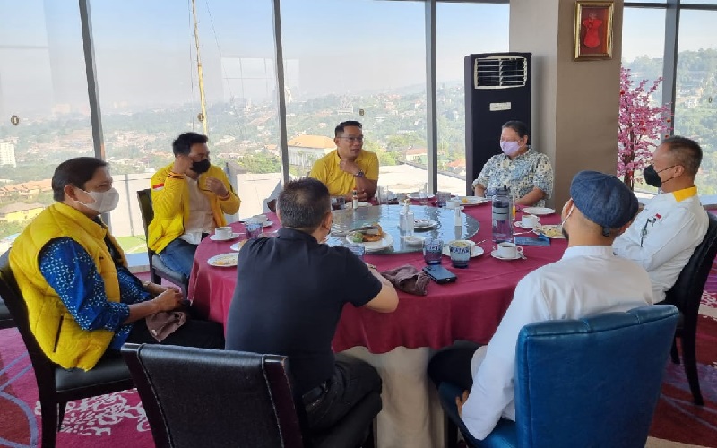 Kenakan Kaus Kuning, Ridwan Kamil Bertemu Ketum Golkar Airlangga di Bandung