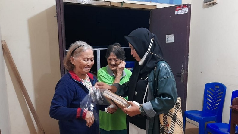 Bikin Haru, Muslimah Ini Hadiahkan Alkitab kepada Oma Kristiani di Panti Wreda di Manado