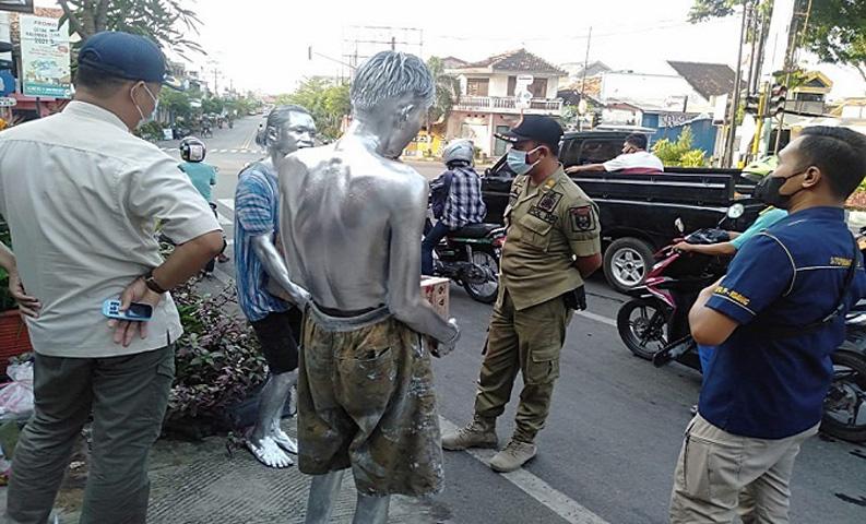 title Tak Pakai Masker, Manusia Perak di Rembang Ditertibkan Satpol PP Tak Pakai Masker, Manusia Perak di Rembang Ditertibkan Satpol PP