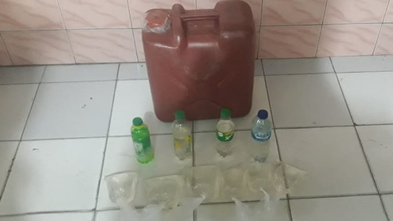 Polisi Amankan Puluhan Liter Miras Cap Tikus dari 2 Warung Warga di Manado