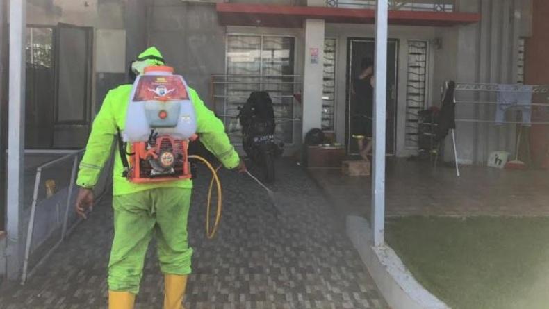 Rumah Warga Terpapar Covid-19 di Zona Merah Batam Disemprot Disinfektan