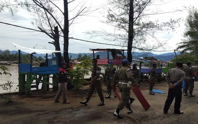 Jadi Lokasi Maksiat, Pondok Pantai Kalangan Indah di Tapteng Dibongkar Satpol PP